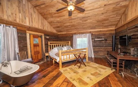 Authentic Cabin in the Woods!