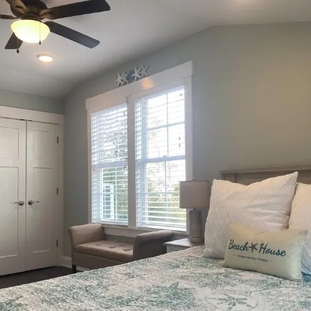 4-minute walk to beautiful Emerald Isle beach access.