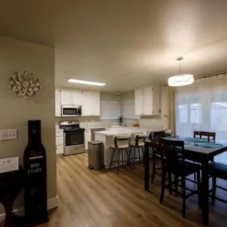 Retreat 5 bed, 4 room 3.8 mi. from Redding Airport