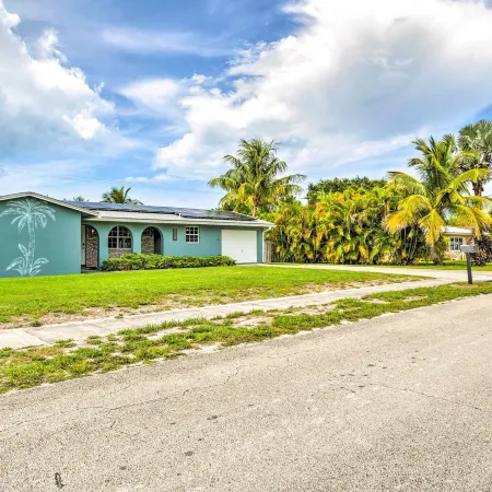 'Tropical Landing' Stuart Home w/ Pool + Grill!