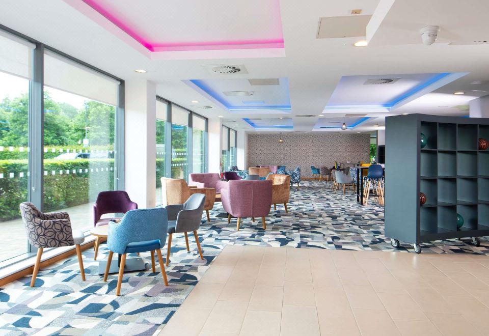 [이비스 스타일스 크루의 깔끔한 리셉션 및 로비 모습]