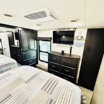 Cozy and serene RV in Broken Bow.  Pet friendly, WiFi, 2 bedroom, fireplace.