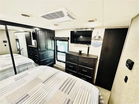 Cozy and serene RV in Broken Bow.  Pet friendly, WiFi, 2 bedroom, fireplace.