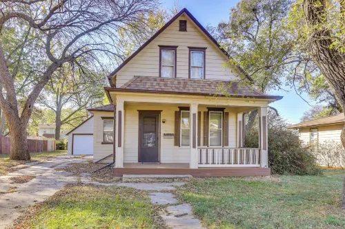 3 Mi to Golf - Beatrice Vacation Home!