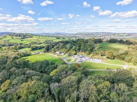 The Barn - 4 Bedroom - Tyn-Y-Coed Farm - Cardiff Отели рядом с достопримечательностью «Glamping»