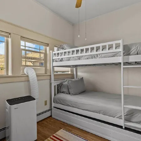 Spacious 5-bedroom house with WiFi, AC in charming Palisade