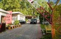 Chinar Family Resort - Bãi đậu xe