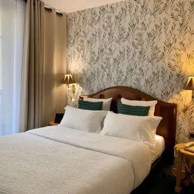 Hôtel Central Saint Germain Các khách sạn gần Quảng trường Place Dauphine