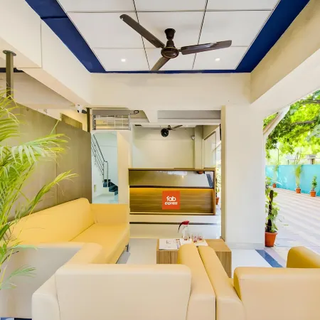 FabHotel Marvel Bliss Отели рядом с достопримечательностью «Торговый центр Inorbit»