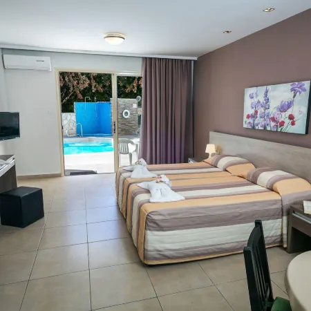 Crystallo Apartments Отели рядом с достопримечательностью «Гавань Пафоса»