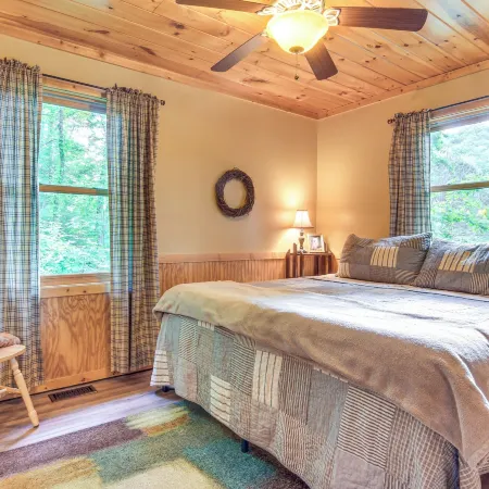 'Fox Den' w/ Hot Tub! 22 Mi to Cataloochee Skiing