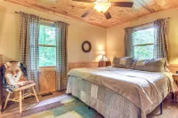 'Fox Den' w/ Hot Tub! 22 Mi to Cataloochee Skiing
