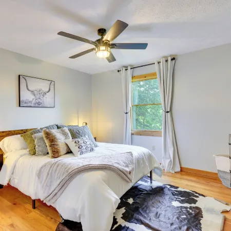 Mtn View + Fire Pit: Pet-Friendly Woodlawn Cabin!