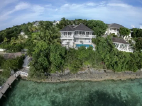 Serene waterfront house w pool, dock & beautiful sunsets - 5 min walk to beach. Hôtels à : 