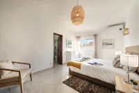 Old Village Area and Close to All Amenities, Overlooking Golf Course - جاكوزي