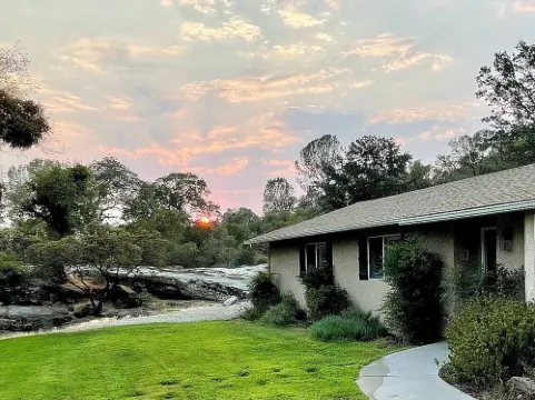 Relax Near Yosemite. Cozy House with King Bed/Fast Wifi/Hot Tub. Near Town.