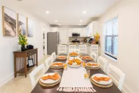 Luxurious Jacuzzi and Spacious Backyard - Stylish Coastal Retreat