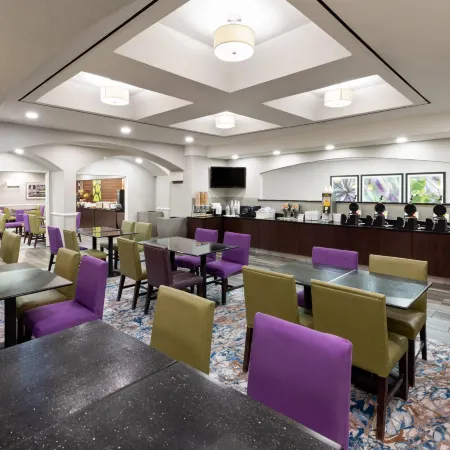 La Quinta Inn & Suites by Wyndham San Antonio Airport