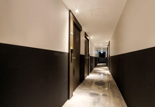 체크인 로비 및 서비스