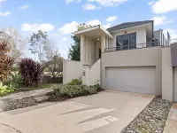 Lakeside 3-Bed Family Home with Amazing Views Hotels in Point Cook