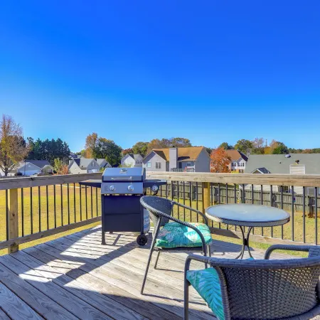2 Mi to Town: Fully Equipped Georgia Home w/ Deck!