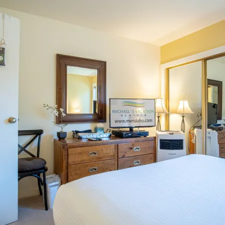 Bluff Condo + Free Guest Passes to Elkhorn Resort Amenities Included!