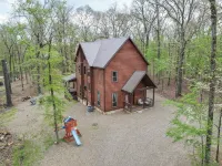 Hot Tub and Fire Pit Broken Bow Retreat! فنادق في بروكن بو