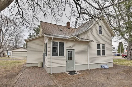 Walk to Lake Superior: Ontonagon Home w/ Fire Pit! - Homestays