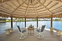 Luxe Cape Coral Escape w/ Boat Dock + Cabana! - Parkplatz