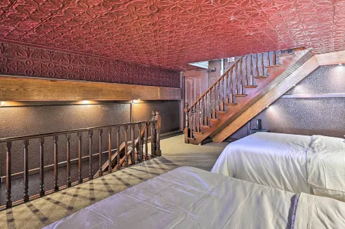 Walk to River: Unique Studio in Renovated Bar! - Apartments