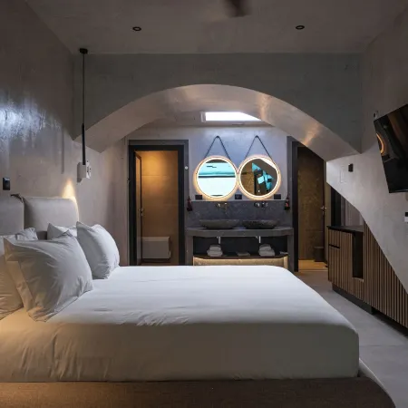 Royal Hotel and Suites