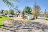 Walk to Lake: Nautical Akron Cottage w/ Deck! -  Privatzimmer