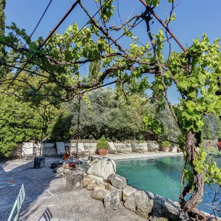Cottage in Oppede with Pool and Garden Отели в г. Оппед