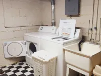 Home Away from Home2-bedroom house in nice Wyandotte with AC, WiFi 懷恩多特酒店