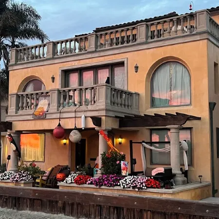 Ocean-Front Beach Studio Apartment On the Sand, kitchenette, Great wi-fi