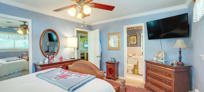 Lovely Bryan Home w/ Deck - 4 Mi to Kyle Field! Hotels in Bryan