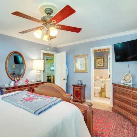Lovely Bryan Home w/ Deck - 4 Mi to Kyle Field!