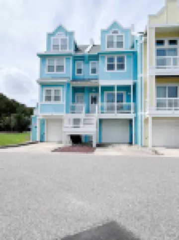Spacious 3Br/3.5BA Obx Condo • Resort Pool • Near Beach and Sound