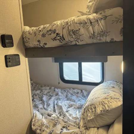 Cozy 2-bedroom RV in amazing Pipestem with AC, WiFi and Heat Smart TV
