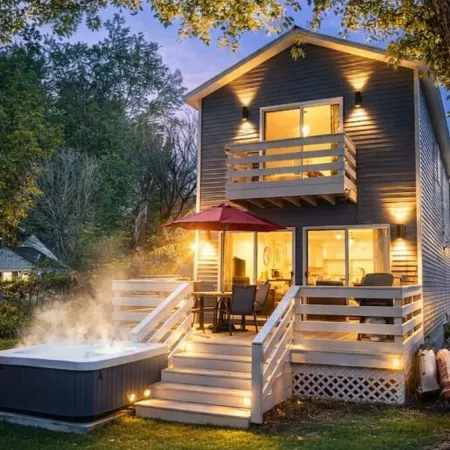 PONTOON BOAT NOW INCLUDED! KAYAKS! Waterfront Cottage on Mona Lake with HOT TUB!