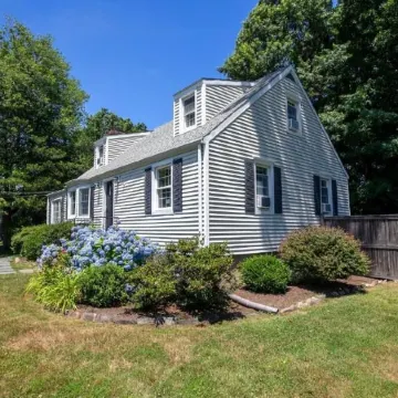 Family Cottage with 4 King Beds