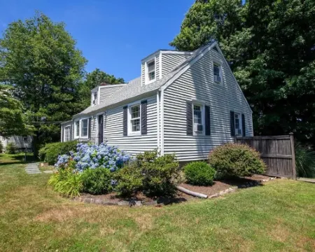 Family Cottage with 4 King Beds Hotels in Norwalk