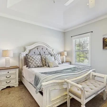 Charming Southern Townhouse W/enclosed Yard & Access to Community Pool