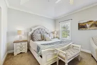Charming Southern Townhouse W/enclosed Yard & Access to Community Pool - 4-Star