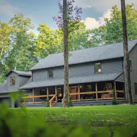 Twin Oaks Lodge: 4 Kings, Hot Tub, Sauna & EPIC Game Room