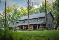 Twin Oaks Lodge: 4 Kings, Hot Tub, Sauna & EPIC Game Room