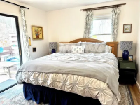 Creekside home with hot tub within 30 mins to Asheville