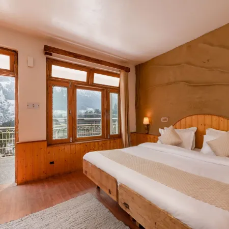 Beholden Stay & Cafe - Mountain View Boutique Stay in Old Manali