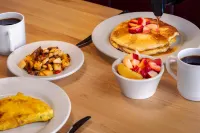 Hilton Garden Inn Hutchinson - breakfast