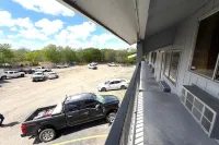 Regency Inn Three Rivers I-37